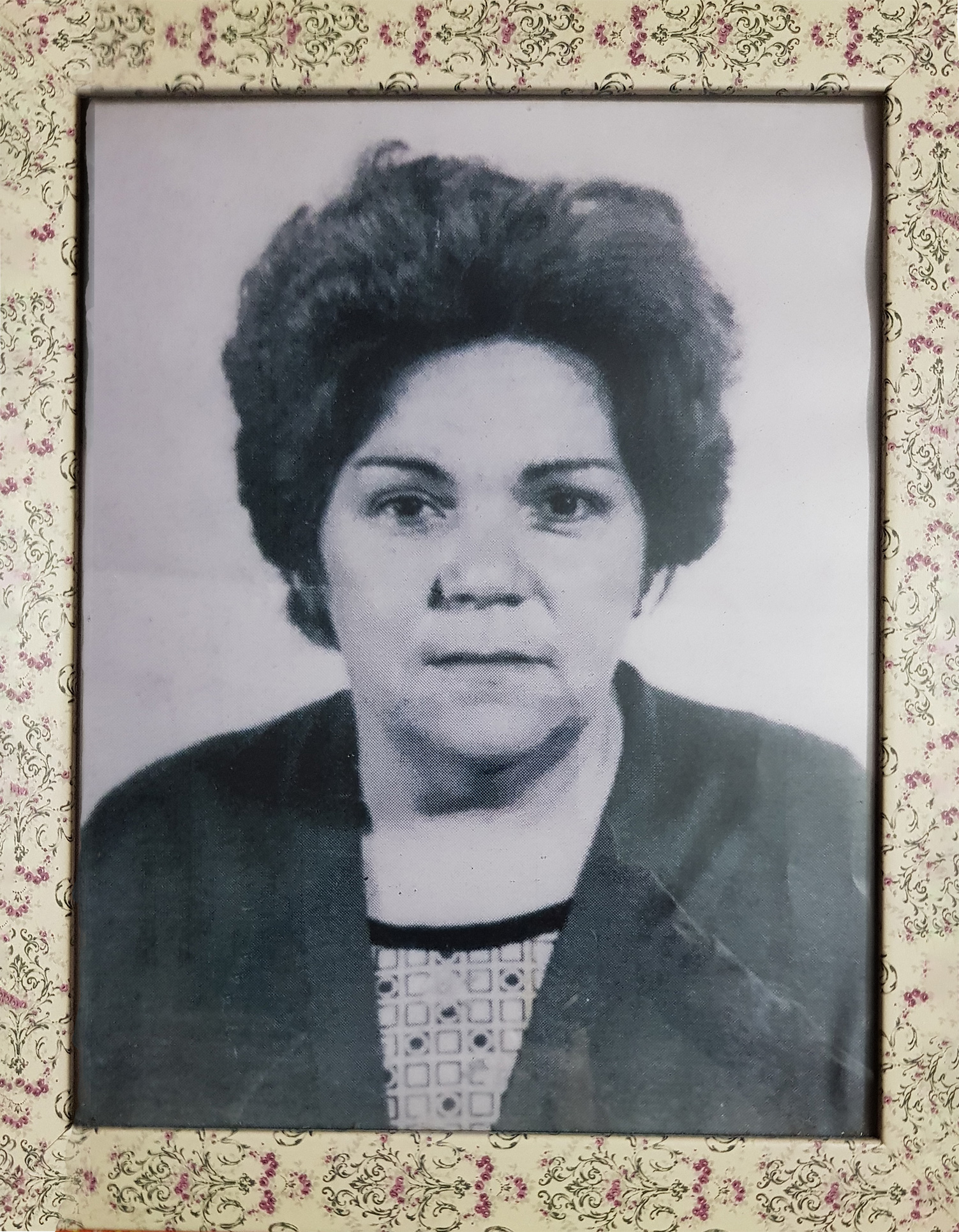 Fotografía con marco de Luz Amparo de joven.