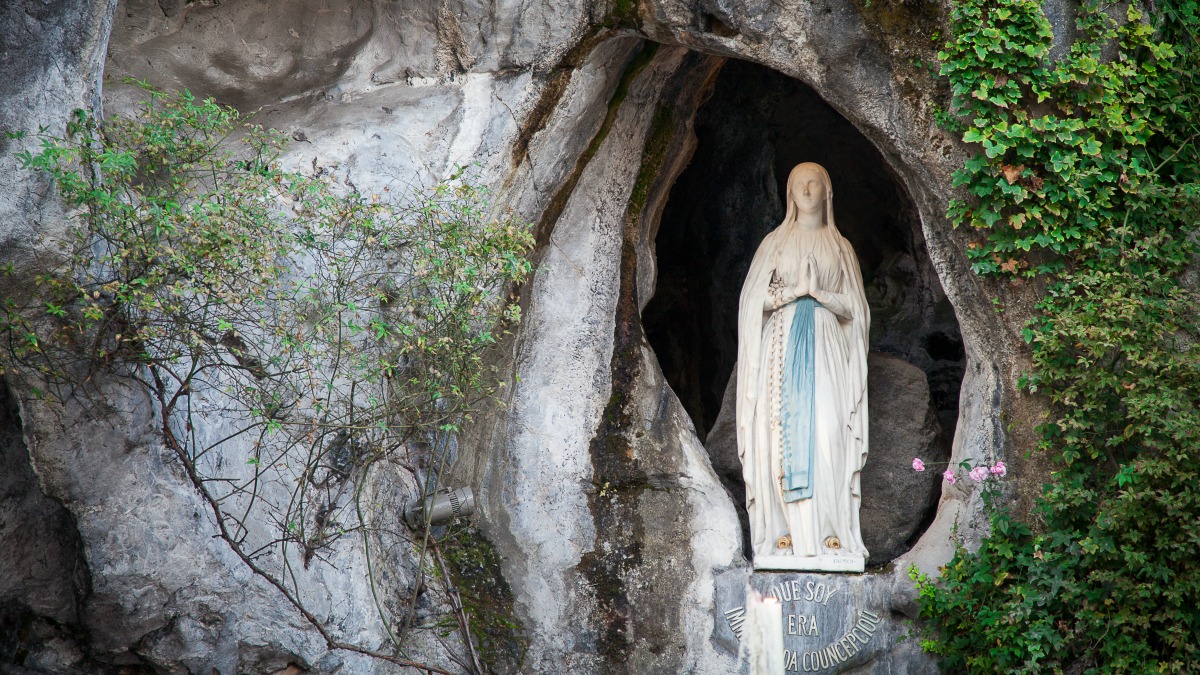 Figura de la Virgen de Lourdes en la gruta de las Apariciones.
